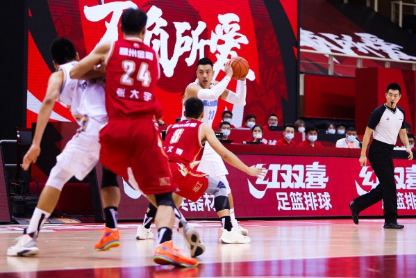 CBA籃球熱血戰(zhàn)場對決激烈，激情四溢！