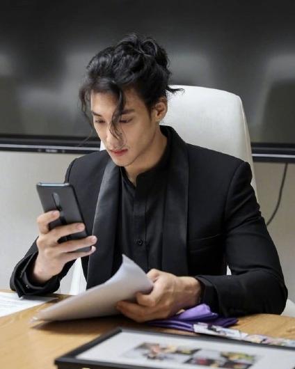 張演員男的舞臺與熒屏之旅，學習成長與自信光芒的展現(xiàn)