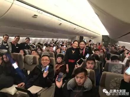 藍航空姐王靜新篇章，翱翔天際的溫暖使者，展現(xiàn)職業(yè)風采與愛心傳遞
