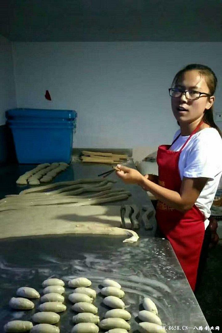 革新烘焙工藝，引領行業(yè)新潮流，最新烤面筋機亮相！
